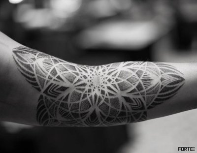  Tatouage mandala sur le milieu du bras